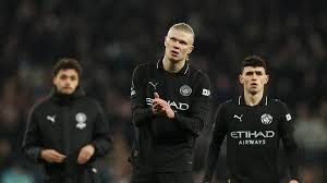 随迈阿密国际夺冠，德保罗赛后剪下主场球网留念